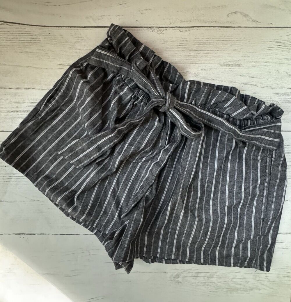 Love Tree Women's Casual/Dressy Shorts Sz S Grey/White Striped Tie Belt &Pockets